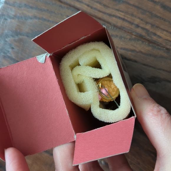 Vintage 1997 Hallmark Sue Tague "Granddaughter" Angel Ornament in Original Box - Picture 7 of 12